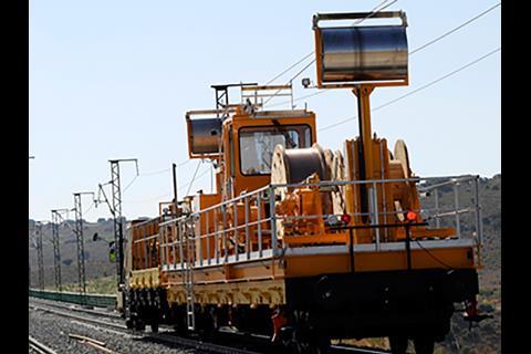 Overhead electrification equipment it to be modified between the French border and Hernani.